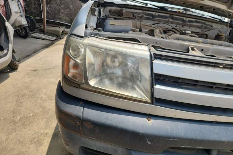 Used Dongfeng Ruichi 2013 2.4L Gasoline Two-Wheel Drive Standard Version ZG24 Right Front Headlight