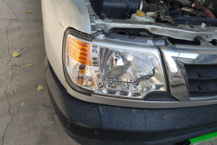 Used Dongfeng Ruichi 2013 2.2T Diesel Two-Wheel Drive Standard Version ZD22TE Right Front Headlight