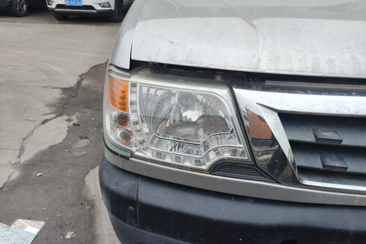 Used Dongfeng Ruichi 2013 3.2T Xingye Edition Diesel Two-Wheel Drive Standard Type CYQD80-E4 Right Front Headlight