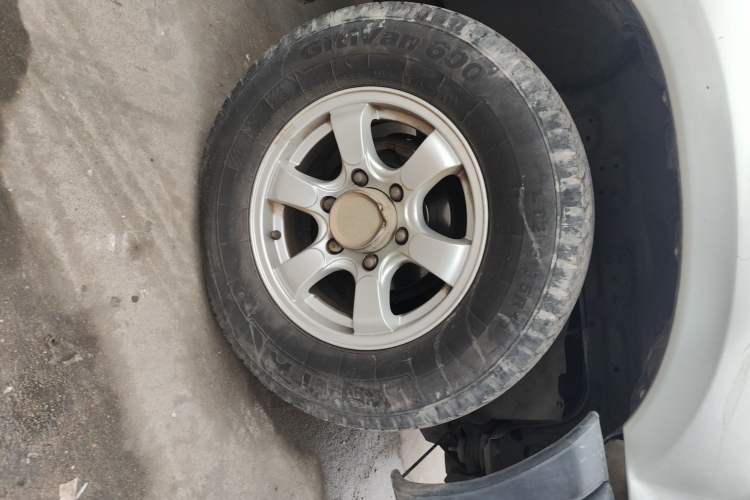 Used Dongfeng Ruichi 2013 3.2T Xingye Edition Diesel Two-Wheel Drive Standard Type CYQD80-E4 Right Front Wheel Hub