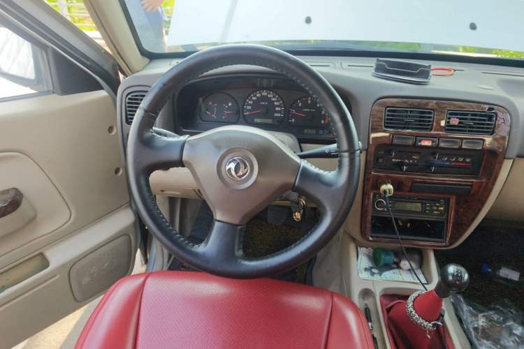 Used Dongfeng Ruichi 2013 2.5T Diesel Two-Wheel-Drive Standard Version ZD25TCR Steering Wheel