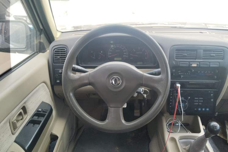 Used Dongfeng Ruichi 2013 3.2T Xingye Edition Diesel Two-Wheel Drive Standard Type CYQD80-E4 Steering Wheel