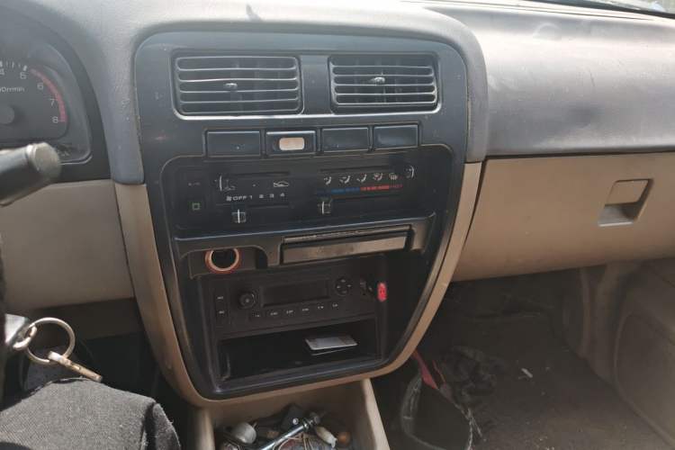 Used Dongfeng Ruichi 2013 2.2T Diesel Two-Wheel Drive Standard Version ZD22TE Audio And AC Panel
