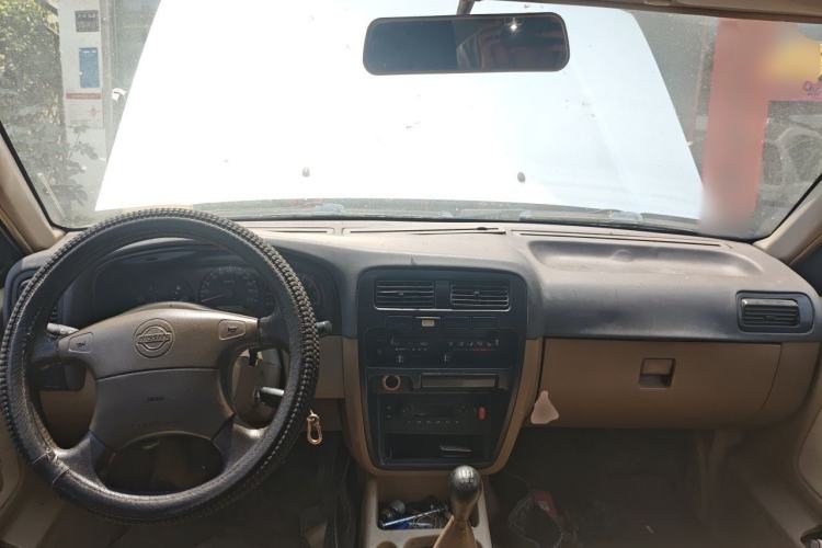 Used Dongfeng Ruichi 2013 2.2T Diesel Two-Wheel Drive Standard Version ZD22TE Center Console
