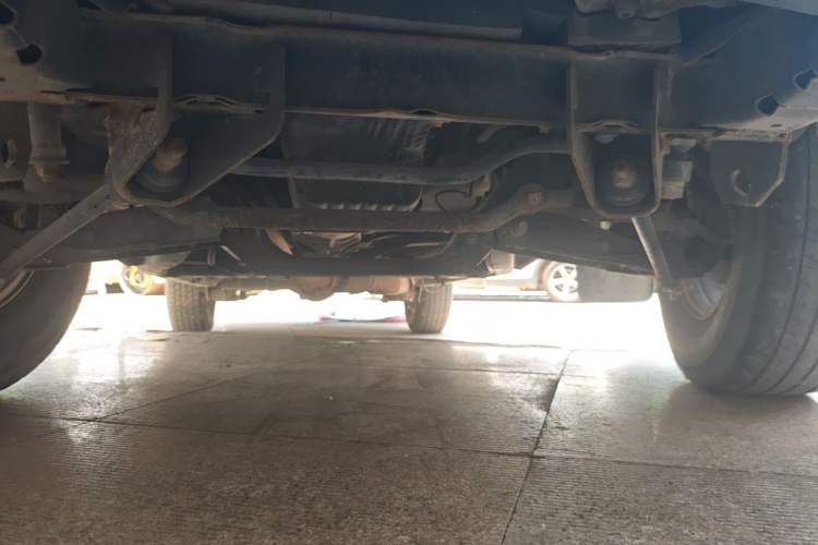 Used Dongfeng Ruichi 2013 2.2T Diesel Two-Wheel Drive Standard Version ZD22TE Chassis Front