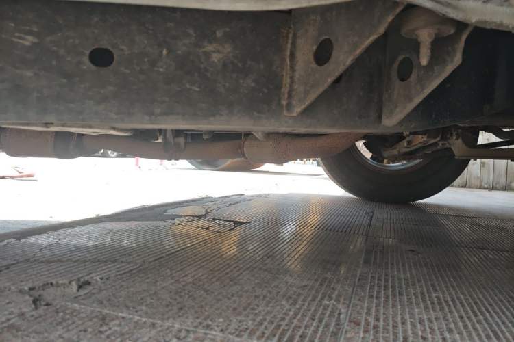 Used Dongfeng Ruichi 2013 2.2T Diesel Two-Wheel Drive Standard Version ZD22TE Chassis Front Right