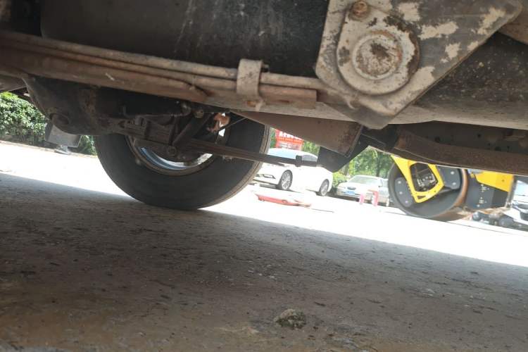 Used Dongfeng Ruichi 2013 2.2T Diesel Two-Wheel Drive Standard Version ZD22TE Chassis Rear Right