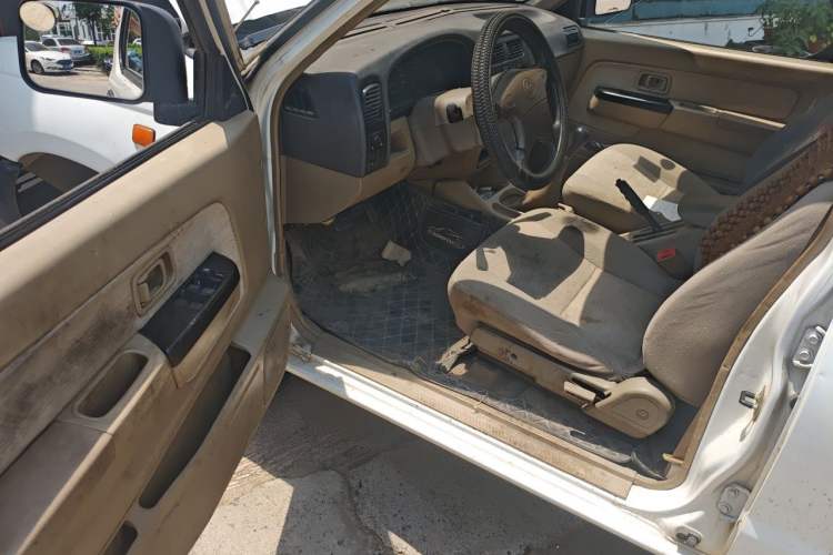 Used Dongfeng Ruichi 2013 2.2T Diesel Two-Wheel Drive Standard Version ZD22TE Driver Seat