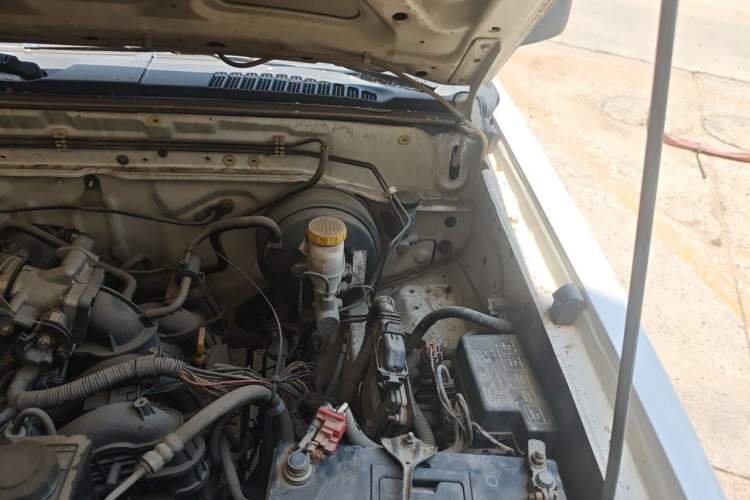 Used Dongfeng Ruichi 2013 2.2T Diesel Two-Wheel Drive Standard Version ZD22TE Engine Bay Left