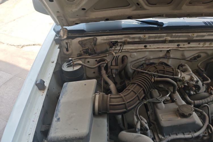 Used Dongfeng Ruichi 2013 2.2T Diesel Two-Wheel Drive Standard Version ZD22TE Engine Bay Right