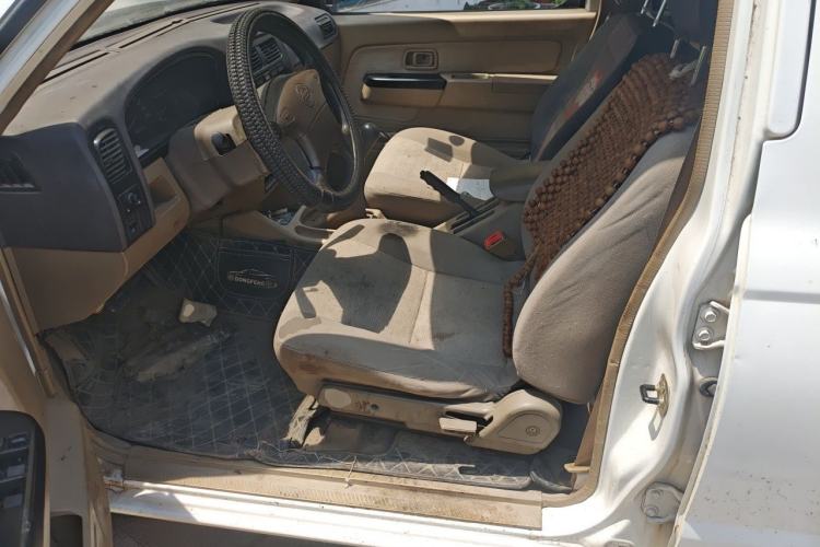 Used Dongfeng Ruichi 2013 2.2T Diesel Two-Wheel Drive Standard Version ZD22TE Left Front Seat
