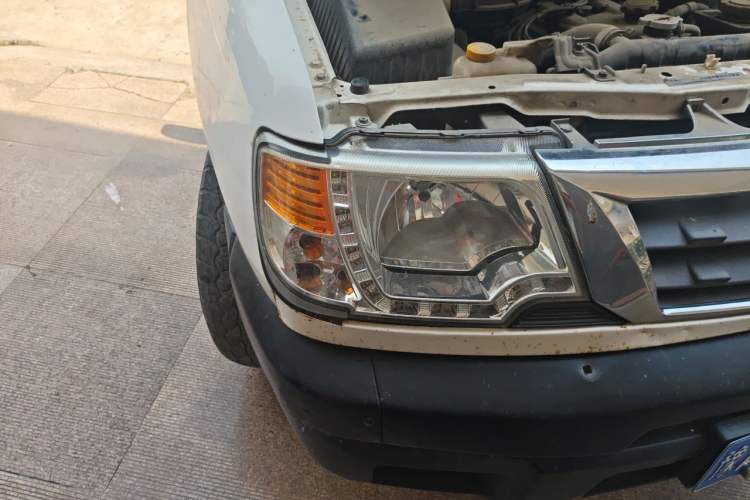 Used Dongfeng Ruichi 2013 2.2T Diesel Two-Wheel Drive Standard Version ZD22TE Right Front Headlight