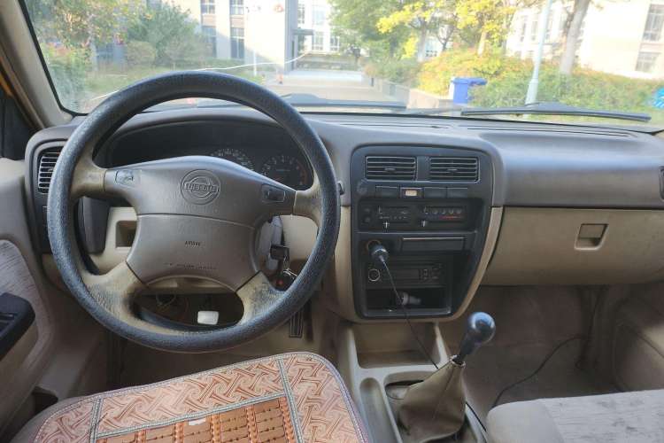 Used Dongfeng Ruichi 2013 2.4L Gasoline Two-Wheel Drive Standard Version ZG24 Center Console