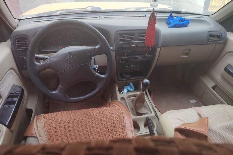 Used Dongfeng Ruichi 2013 2.4L Gasoline Two-Wheel Drive Standard Version ZG24 Center Console
