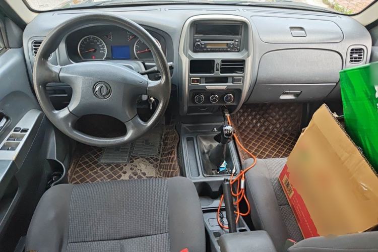 Used Dongfeng Ruichi 2015 2.5T Elite Edition Diesel Two-Wheel Drive Luxury ZD25TCI Center Console