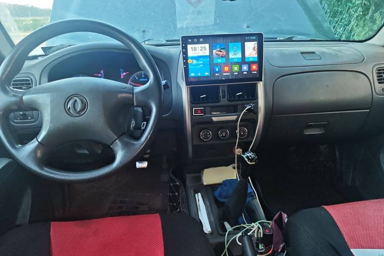 Used Dongfeng Ruichi 2015 2.5T Elite Edition Diesel Two-Wheel Drive Luxury ZD25TCI Center Console