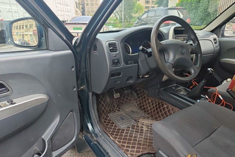 Used Dongfeng Ruichi 2015 2.5T Elite Edition Diesel Two-Wheel Drive Luxury ZD25TCI Driver Seat