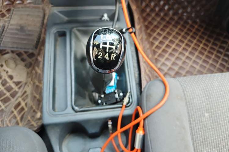 Used Dongfeng Ruichi 2015 2.5T Elite Edition Diesel Two-Wheel Drive Luxury ZD25TCI Gear Lever