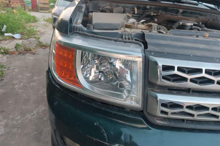 Used Dongfeng Ruichi 2015 2.5T Elite Edition Diesel Two-Wheel Drive Luxury ZD25TCI Right Front Headlight