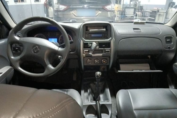 Used Dongfeng Ruichi 2015 2.5T Elite Edition Diesel Two-Wheel Drive Luxury ZD25TCI Center Console