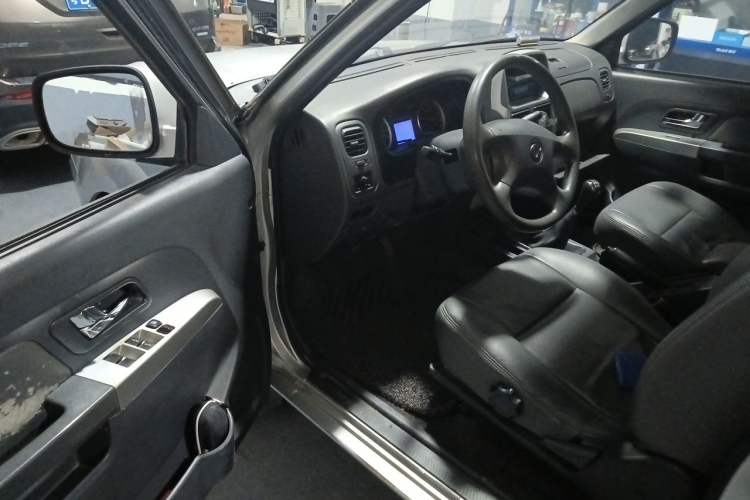 Used Dongfeng Ruichi 2015 2.5T Elite Edition Diesel Two-Wheel Drive Luxury ZD25TCI Driver Seat