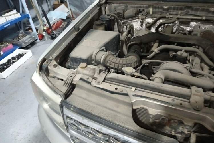Used Dongfeng Ruichi 2015 2.5T Elite Edition Diesel Two-Wheel Drive Luxury ZD25TCI Engine Bay Right
