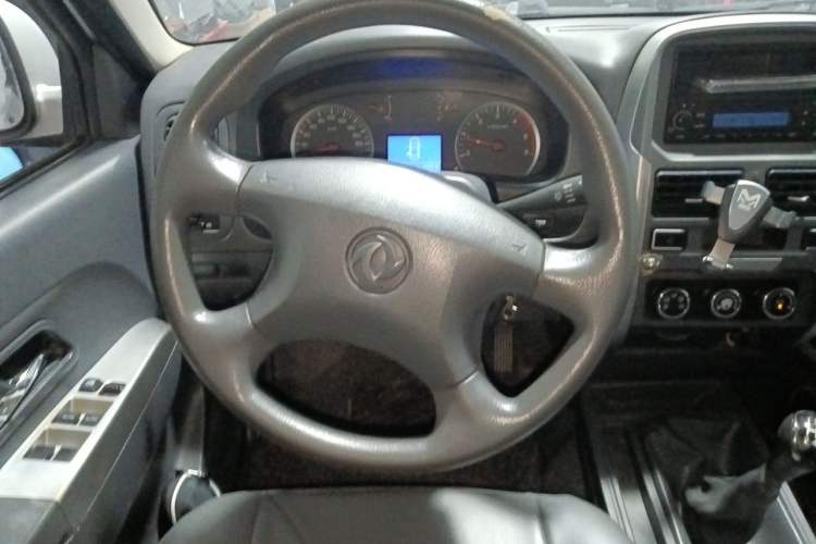 Used Dongfeng Ruichi 2015 2.5T Elite Edition Diesel Two-Wheel Drive Luxury ZD25TCI Steering Wheel