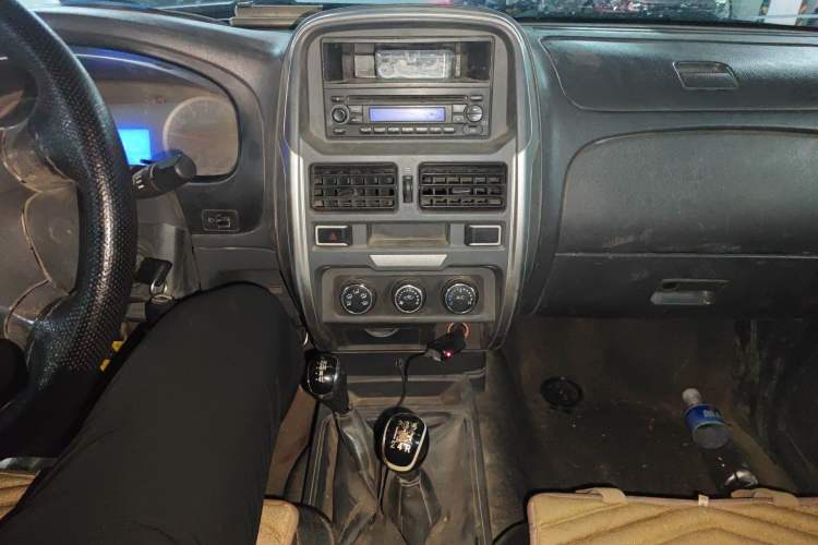 Used Dongfeng Ruichi 2015 2.4L Elite Edition Gasoline 4x4 Standard Trim ZG24 Audio And AC Panel