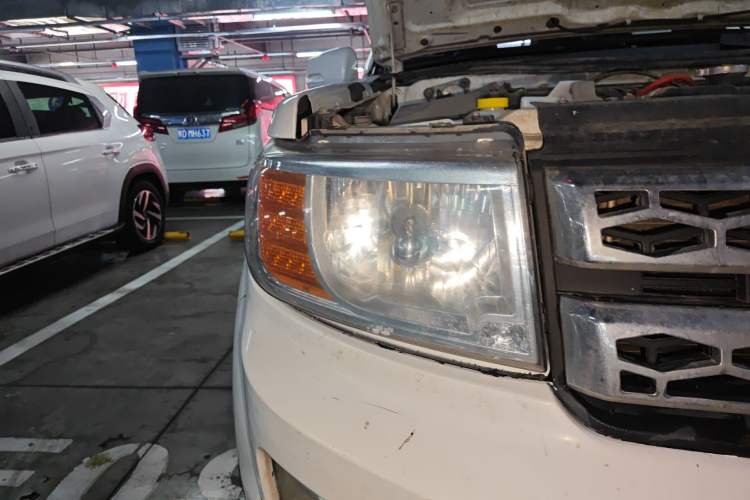 Used Dongfeng Ruichi 2015 2.4L Elite Edition Gasoline 4x4 Standard Trim ZG24 Right Front Headlight