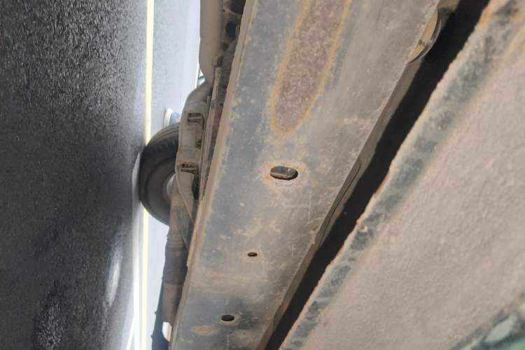 Used Dongfeng Ruichi 2016 2.5T Diesel 2WD ZD25TCI Chassis Front Right