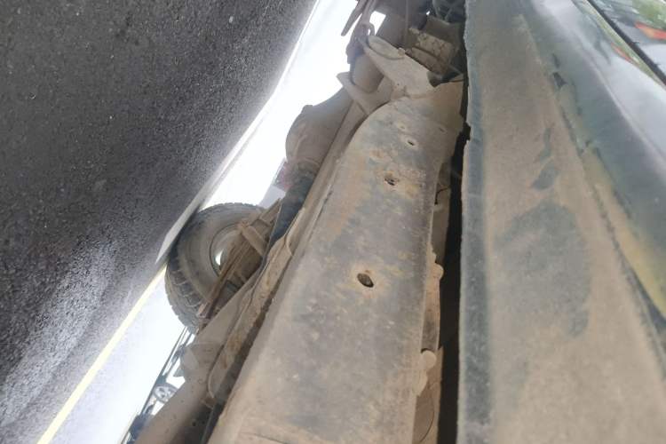 Used Dongfeng Ruichi 2016 2.5T Diesel 2WD ZD25TCI Chassis Rear Right
