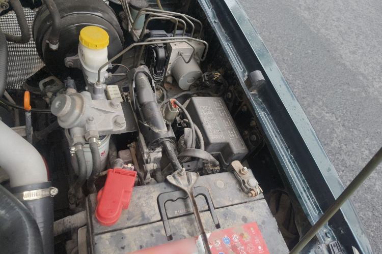 Used Dongfeng Ruichi 2016 2.5T Diesel 2WD ZD25TCI Engine Bay Left