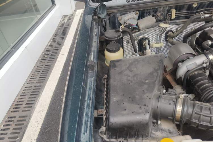 Used Dongfeng Ruichi 2016 2.5T Diesel 2WD ZD25TCI Engine Bay Right