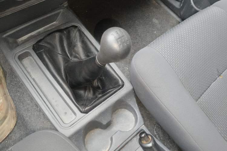 Used Dongfeng Ruichi 2016 2.5T Diesel 2WD ZD25TCI Gear Lever
