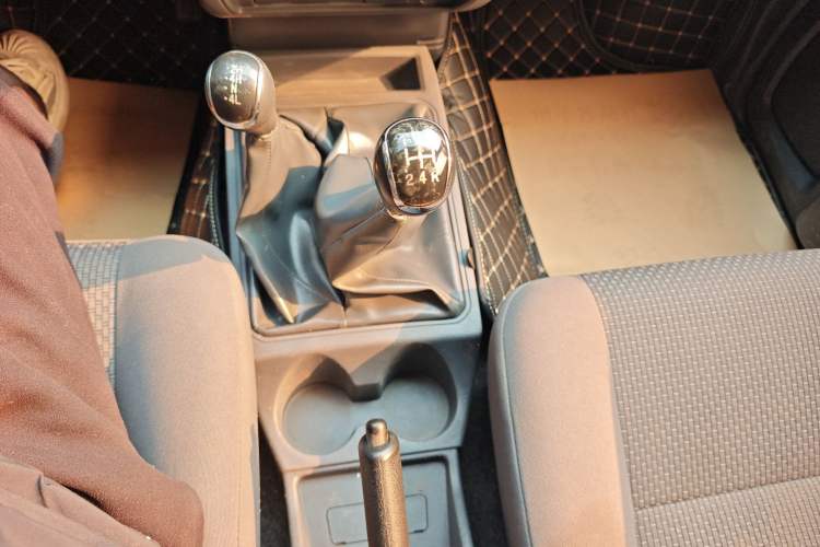 Used Dongfeng Ruichi 2017 2.4L Gasoline 4x4 Standard Version ZG24 Gear Lever