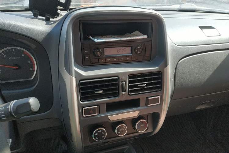 Used Dongfeng Ruichi 2017 2.5T Diesel Two-Wheel Drive Standard Version with Long Cargo Bed – ZD25T5 Audio And AC Panel