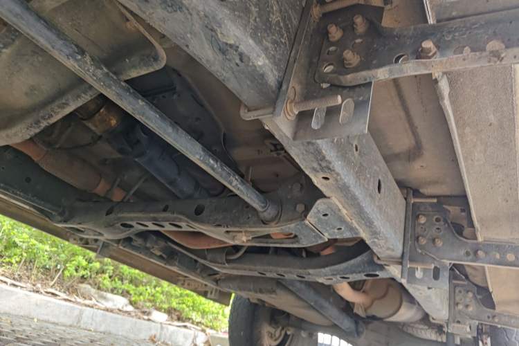 Used Dongfeng Ruichi 2017 2.5T Diesel Two-Wheel Drive Standard Version ZD25T5 Chassis Front Left