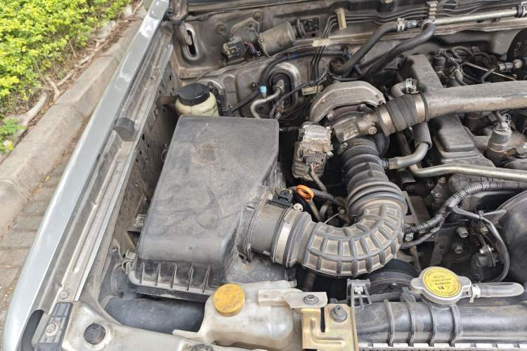 Used Dongfeng Ruichi 2017 2.5T Diesel Two-Wheel Drive Standard Version ZD25T5 Engine Bay Right