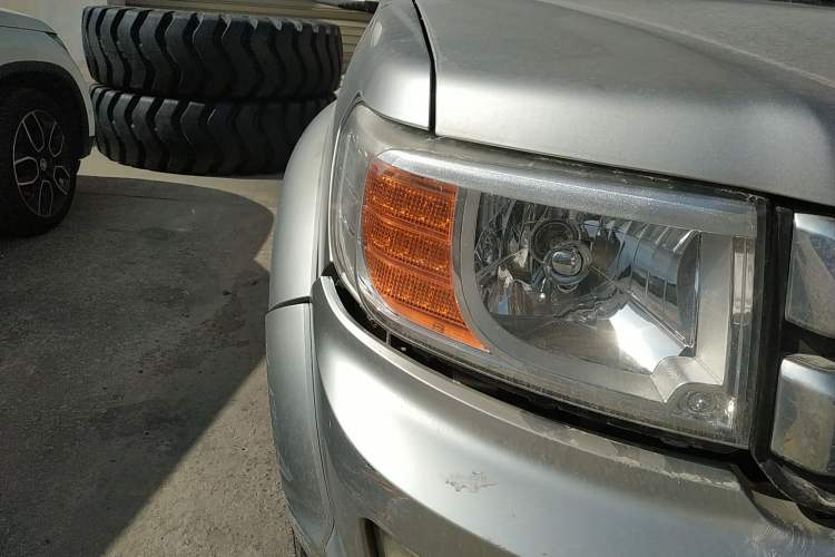 Used Dongfeng Ruichi 2017 2.5T Diesel Two-Wheel Drive Standard Version with Long Cargo Bed – ZD25T5 Right Front Headlight