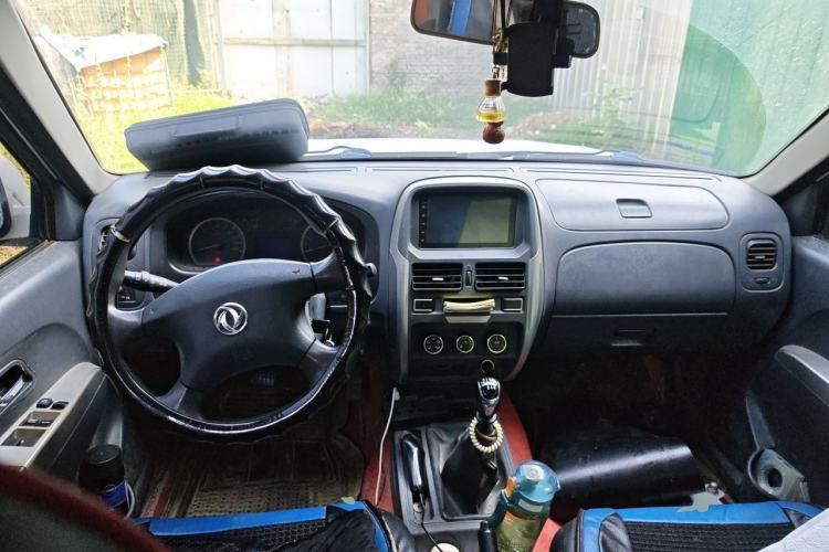 Used Dongfeng Ruichi 2017 2.5T Diesel Two-Wheel Drive Standard Version with Long Cargo Bed – ZD25T5 Center Console