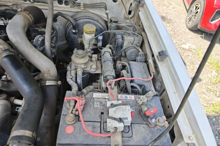 Used Dongfeng Ruichi 2017 2.5T Diesel Two-Wheel Drive Standard Version with Long Cargo Bed – ZD25T5 Engine Bay Left