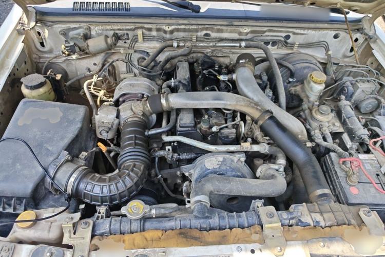 Used Dongfeng Ruichi 2017 2.5T Diesel Two-Wheel Drive Standard Version with Long Cargo Bed – ZD25T5 Engine Bay
