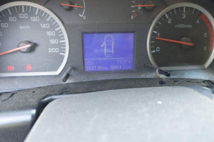 Used Dongfeng Ruichi 2017 2.5T Diesel Two-Wheel Drive Standard Version with Long Cargo Bed – ZD25T5 Odometer Close Up