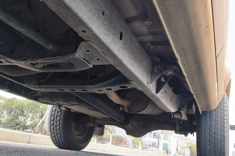 Used Dongfeng Ruichi 2017 2.5T Diesel Two-Wheel Drive Standard Version ZD25T5 Chassis Front Left
