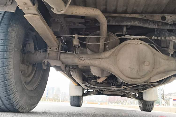 Used Dongfeng Ruichi 2017 2.5T Diesel Two-Wheel Drive Standard Version ZD25T5 Chassis Rear