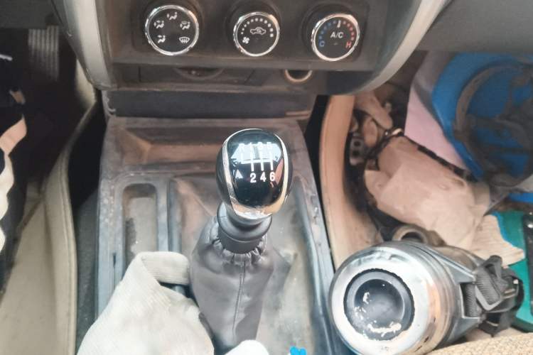 Used Dongfeng Ruichi 2017 2.5T Diesel Two-Wheel Drive Standard Version ZD25T5 Gear Lever
