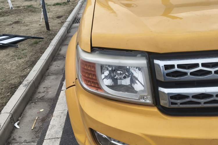 Used Dongfeng Ruichi 2017 2.5T Diesel Two-Wheel Drive Standard Version ZD25T5 Right Front Headlight
