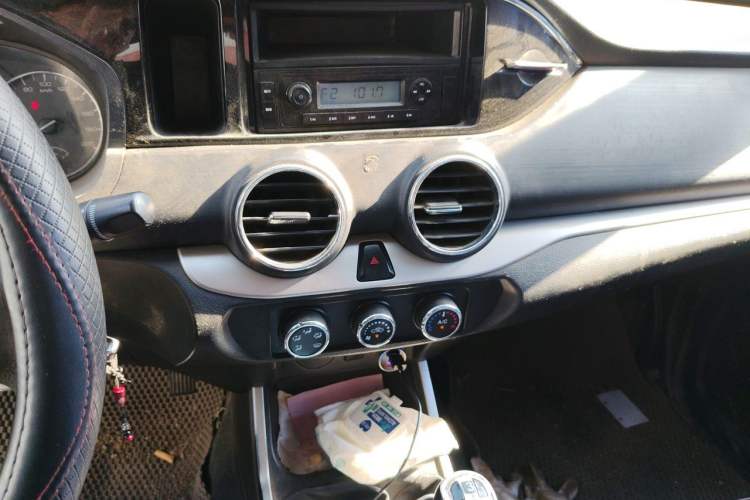 Used Dongfeng Ruichi 2018 2.5T Diesel Two-Wheel Drive Standard Version with Long Cargo Bed – ZD25T5 Audio And AC Panel
