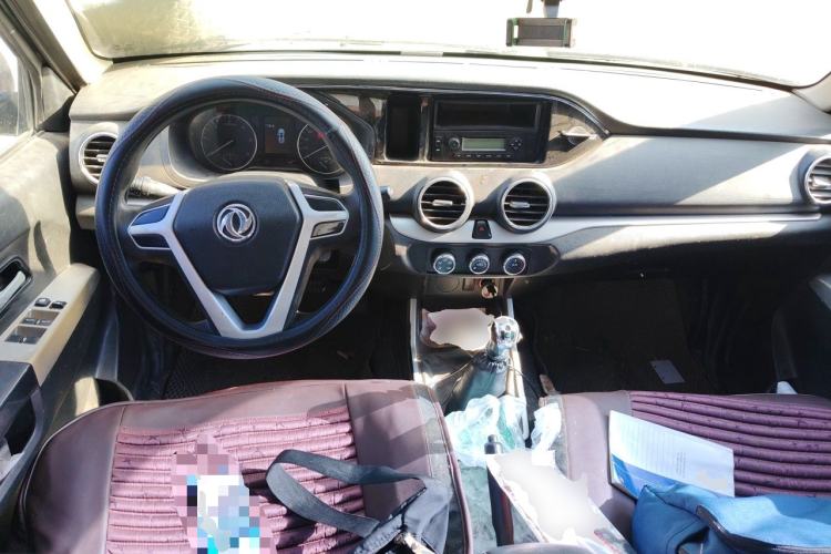 Used Dongfeng Ruichi 2018 2.5T Diesel Two-Wheel Drive Standard Version with Long Cargo Bed – ZD25T5 Center Console