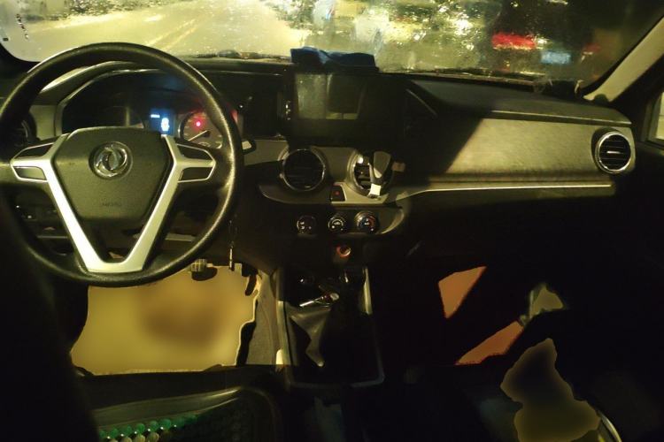 Used Dongfeng Ruichi 2018 2.5T Diesel Two-Wheel Drive Standard Version with Long Cargo Bed – ZD25T5 Center Console
